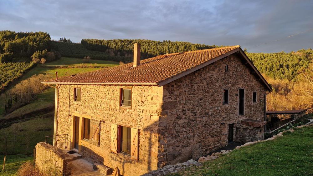 Gîte du Grand Peisselay à VALSONNE (Rhône - Beaujolais Vert) : façade est au soleil levant.