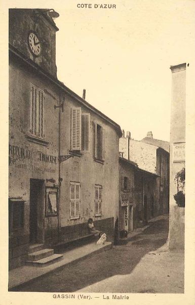 La mairie de Gassin et la rue Centrale