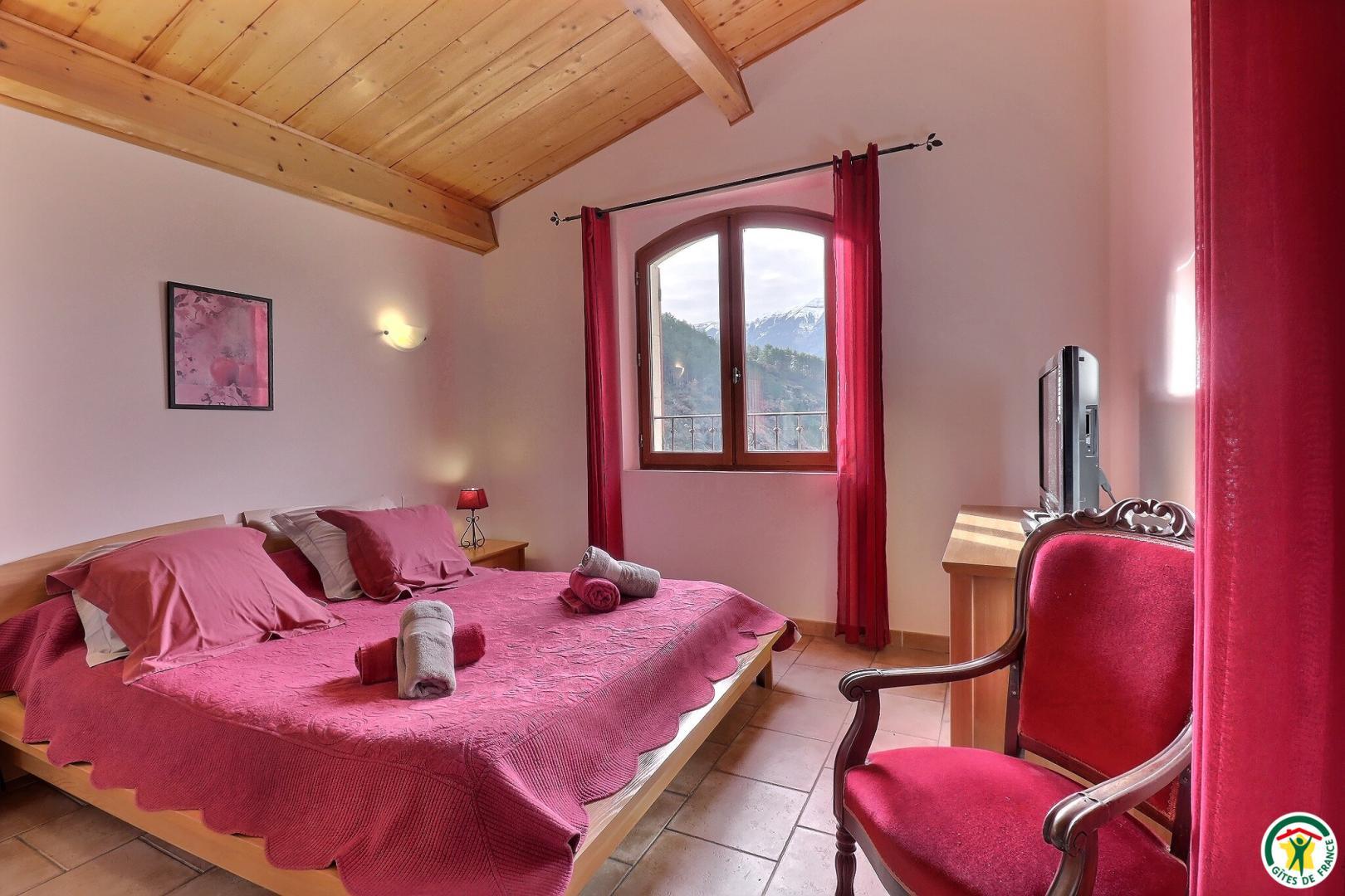Chambre rouge lit double 1x160, TV