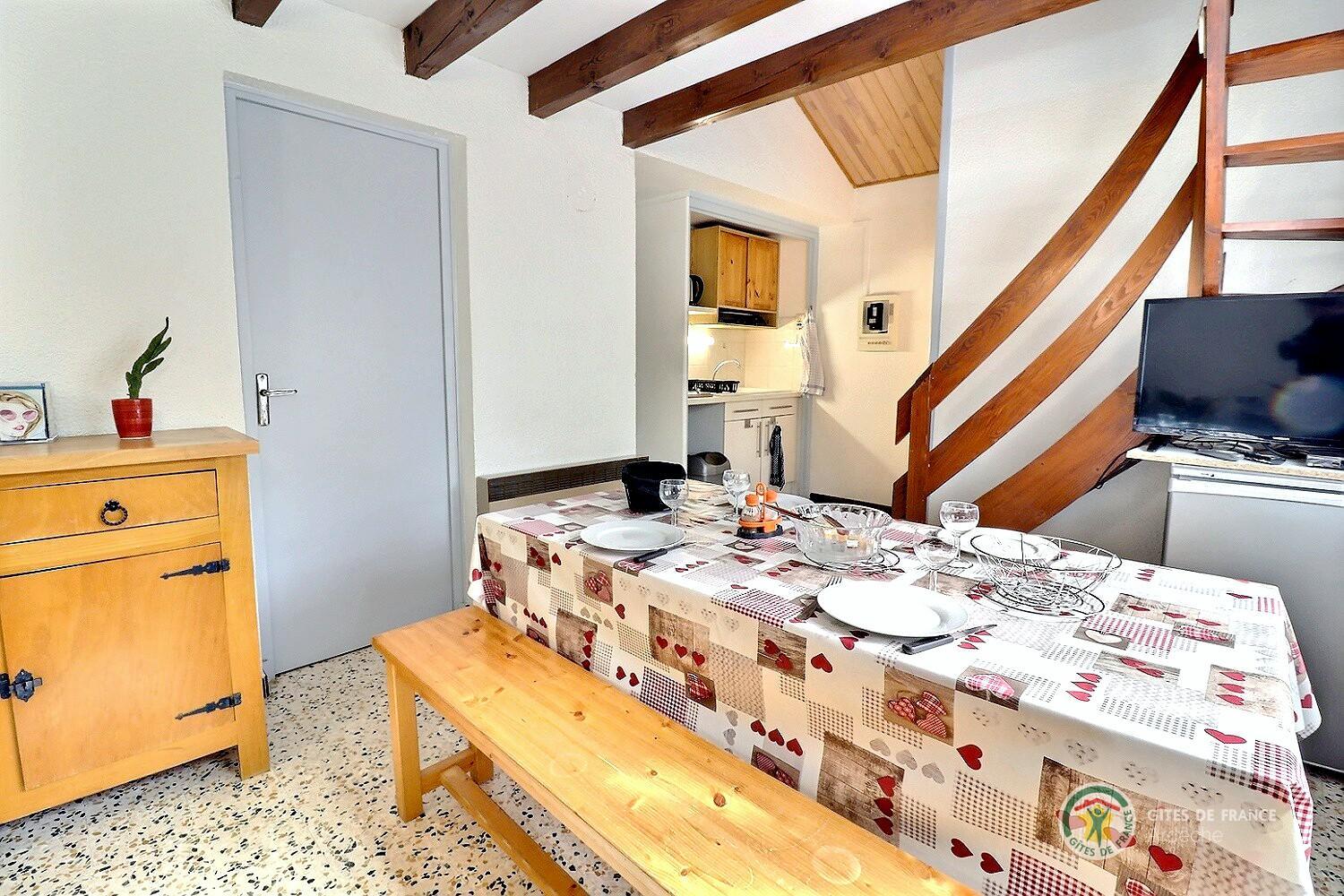L'espace repas et le coin cuisine