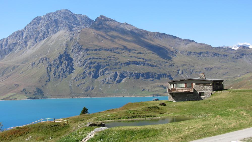 Vue sur la maison Franco-Italienne depuis le jardin montagnard