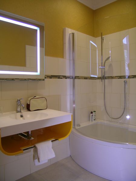 H LE SPHINX - MONTELIMAR - SALLE DE BAIN