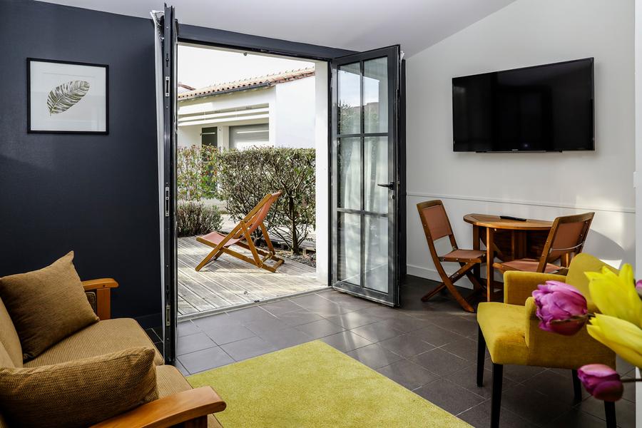 Salon et terrasse de la suite « Côté jardin »
