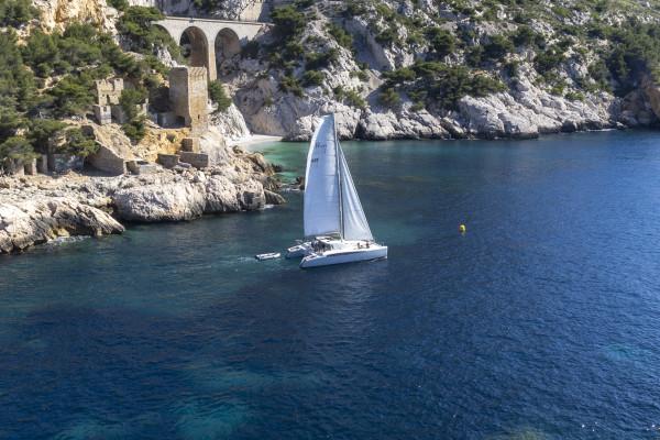 Catamaran dans la baie de Marseille. Départ l'Estaque