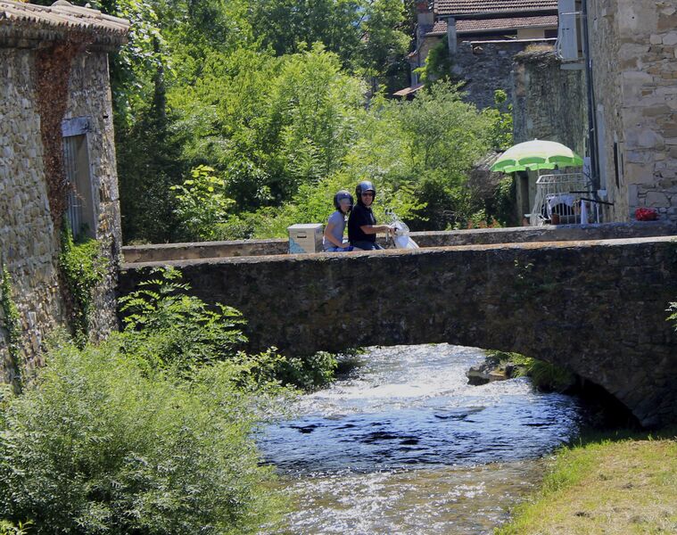 scoot nomad week end en famille à scooter et roulotte en drome provençale