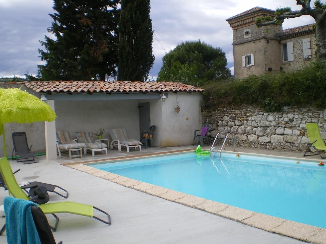 Piscine 10 m x 5 m accès échelles de chaque côté. Profondeur 1,20 m côté petit bain jusqu'à 1,60 m à l'opposé, tout en pente douce. Plages et sièges privatifs.