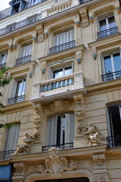 Façade d'immeuble du début du XXe siècle à Vincennes 