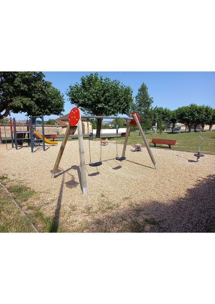 Aire de jeux pour enfants sur la place