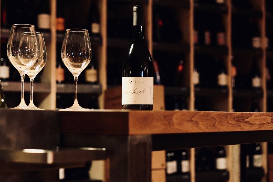 Table, verres et bouteille de vin