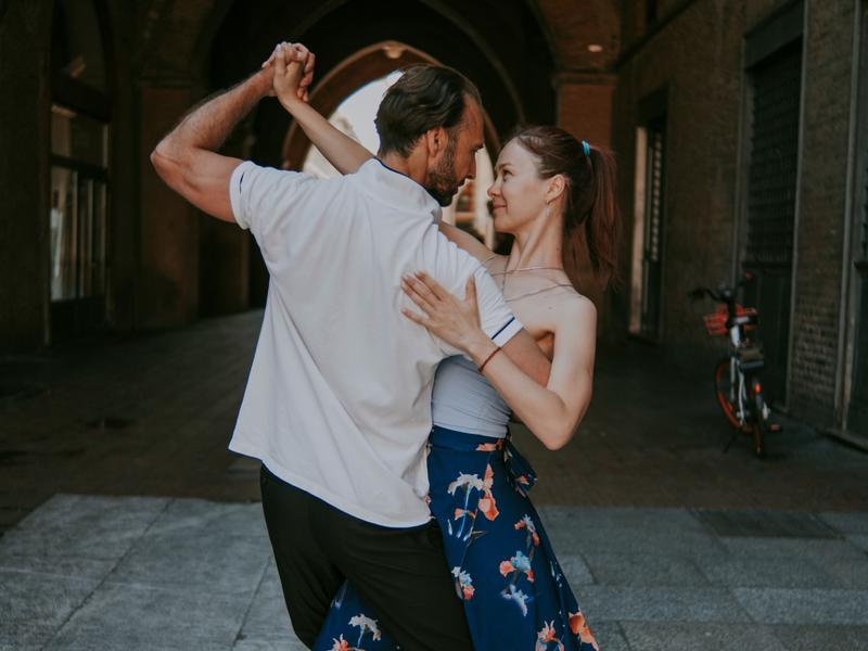 Un homme et une femme dansant la bachata dans la rue