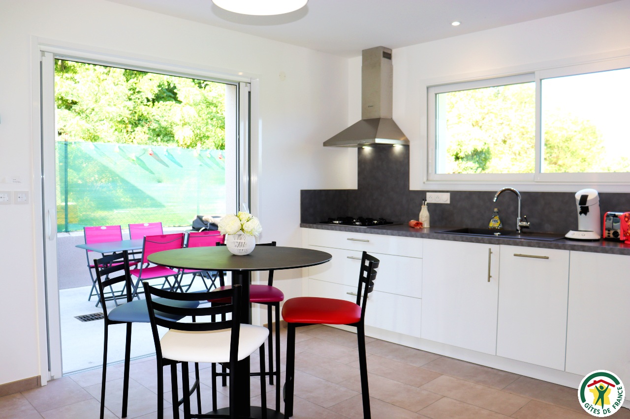 Pièce à vivre : salle à manger, cuisine ouverte et salon qui donnent sur la terrasse