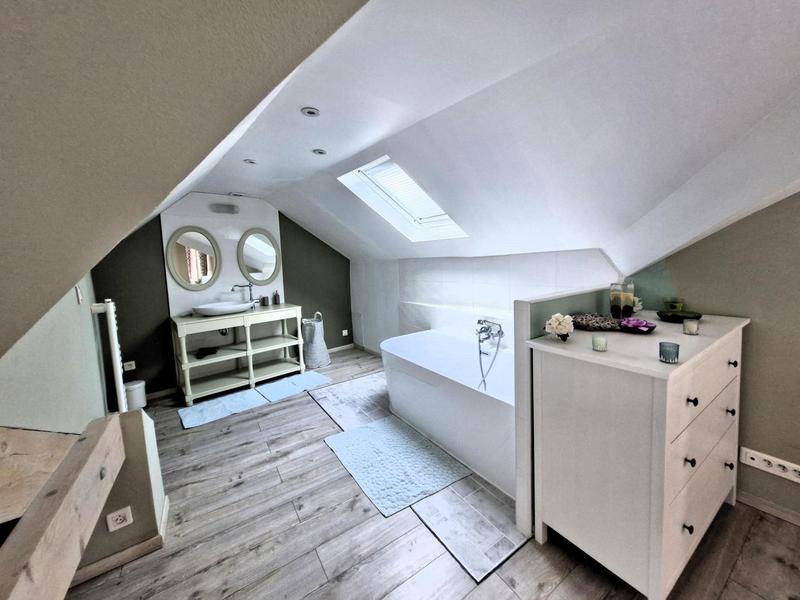 1ère chambre, salle de bains ouverte