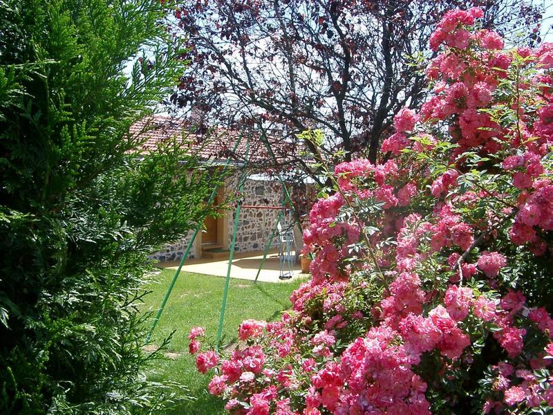 Gîte de Montmenot à Ancy (Rhône - Monts du Beaujolais): les extérieurs fleuris