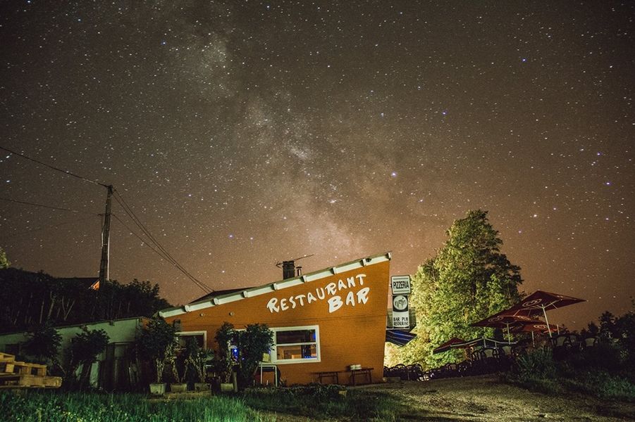 Vue extérieure de nuit