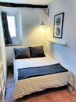 La chambre blanche à l'étage, lit double