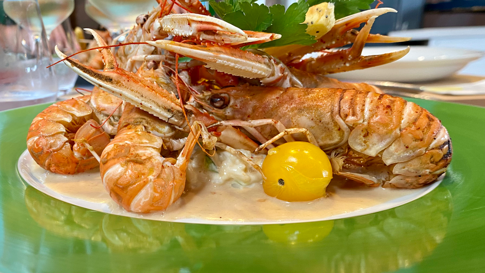 Une assiette de langoustines.