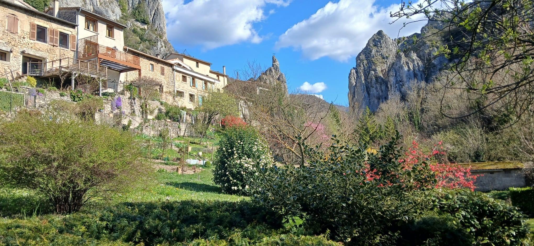 Les jardins publics de Barbières à 50 mètres de la maison. Un lieu magnifique avec le ruisseau la Barberolle!