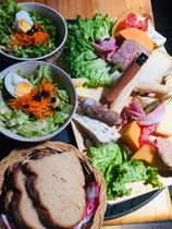 Planche charcuterie-fromage colorées, salade composée.