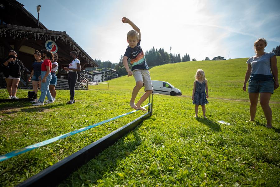 Introduction to slacklining_Les Gets
