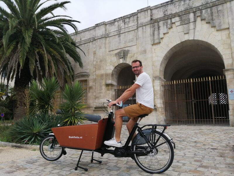 Un homme sur un vélo cargo