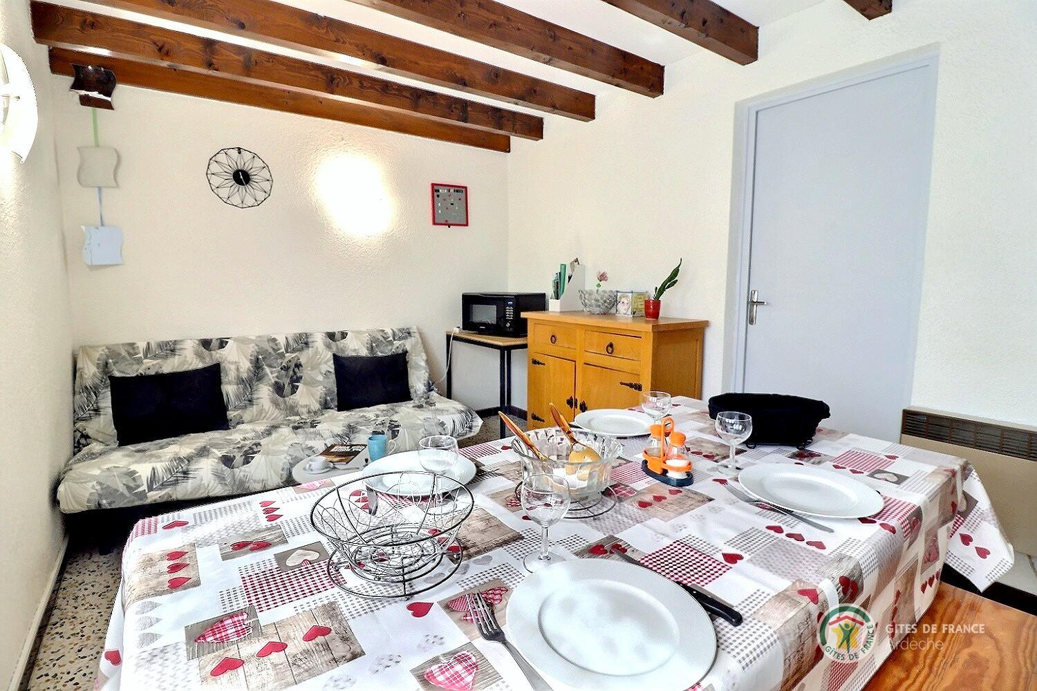 L'espace repas et le coin salon