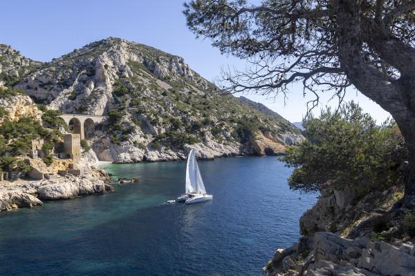 Catamaran dans la baie de Marseille. Départ l'Estaque