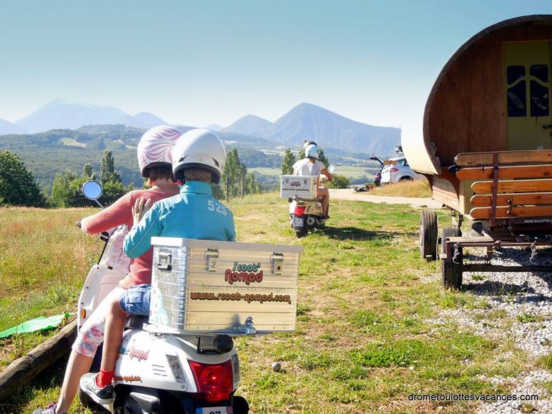 scoot nomad balade en famille à scooter et roulotte en drome provençale