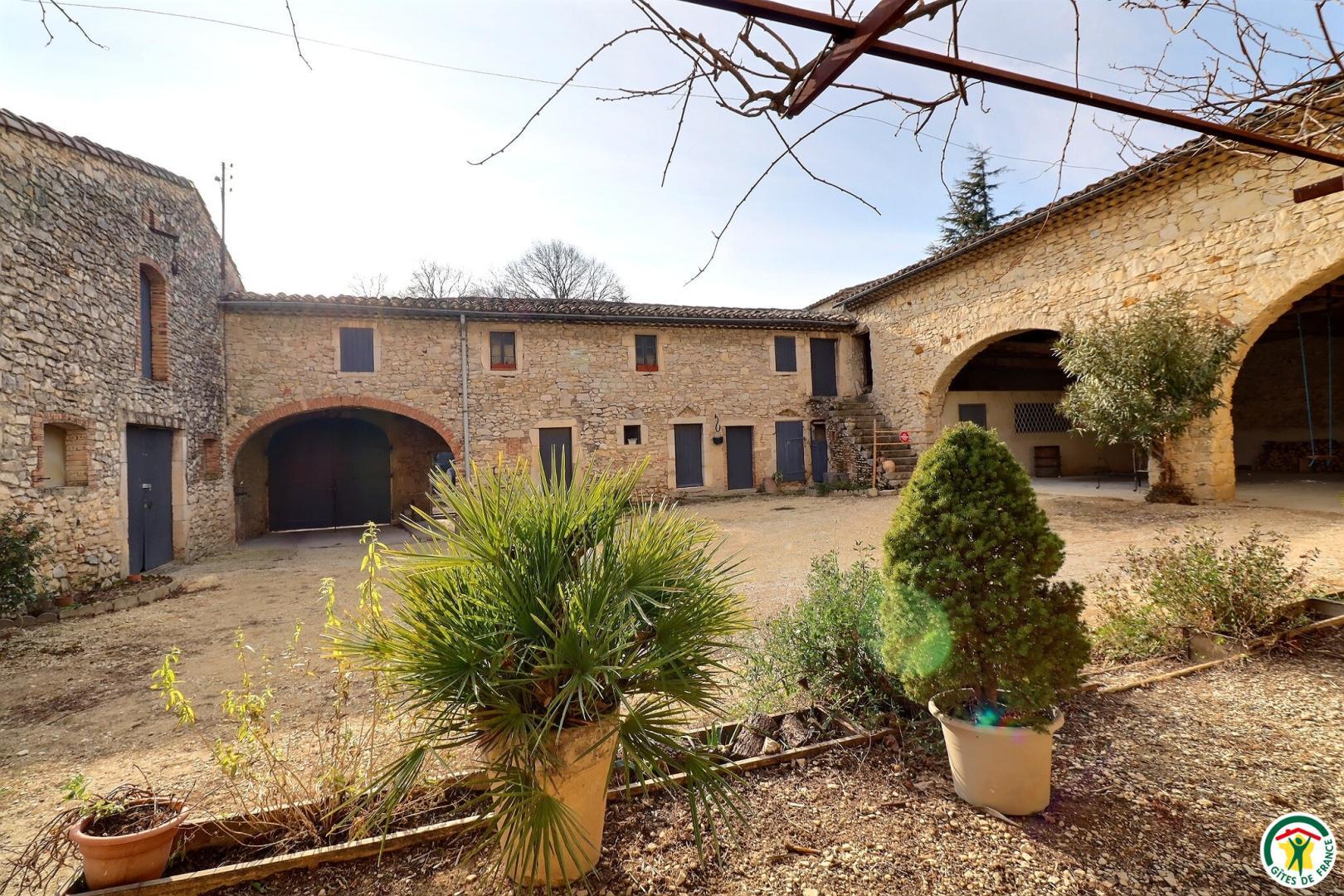 Cour privative au gîte, entièrement close, stationnements abrités