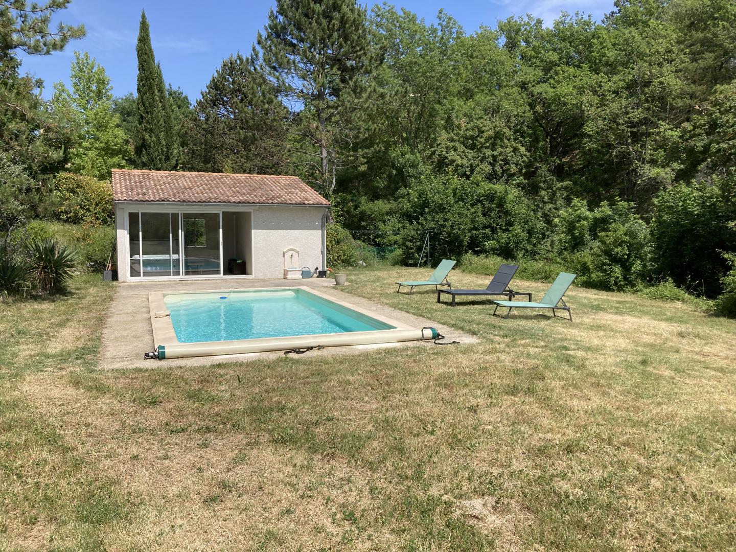 Piscine et maison de piscine