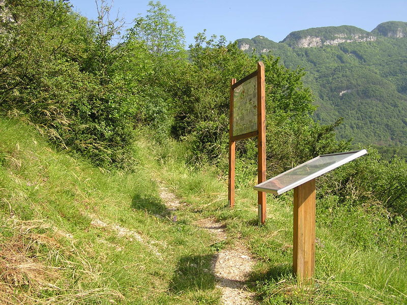 Panneaux près du panorama sur les lacs