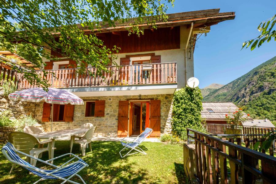 Gîte Les Cerisiers-Mobiliers de jardin-Saint-Étienne-de-Tinée-Gîtes de France des Alpes-Maritimes