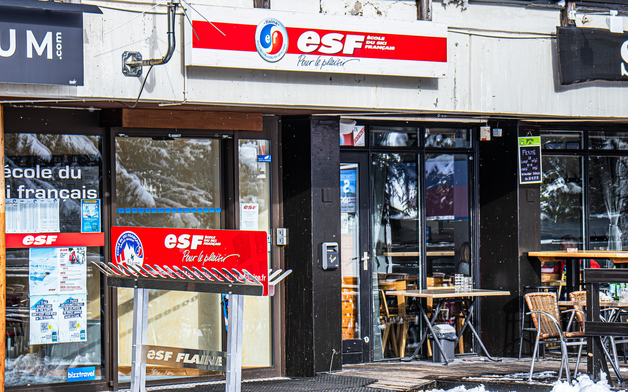 Devanture de l'École du Ski Français à Flaine Forêt