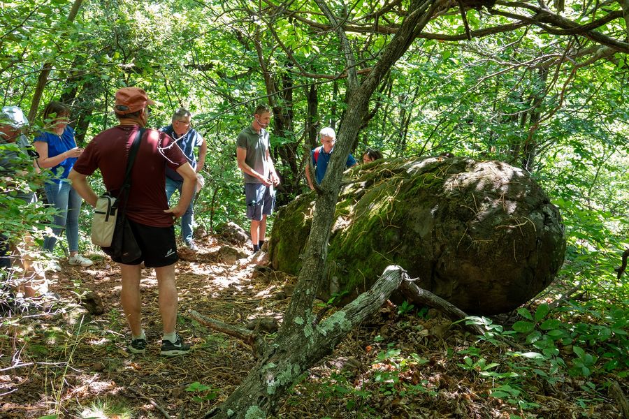 Meyras - Bombe volcanique en visite au Souilhol ©sourcesetvolcans