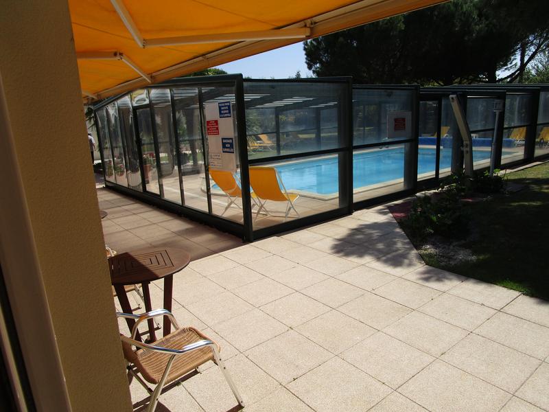 Vue sur la piscine depuis la chambre grande bleue