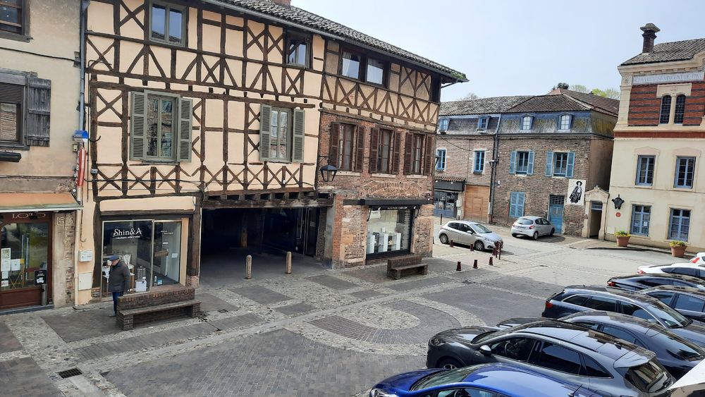Vue depuis la fenêtre sur le marché