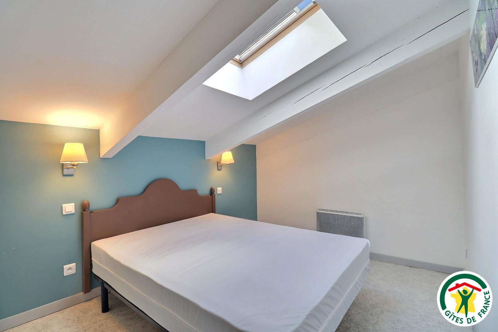 Chambre mansardée, un lit double (1x140)