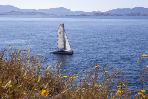 Catamaran dans la baie de Marseille. Départ l'Estaque