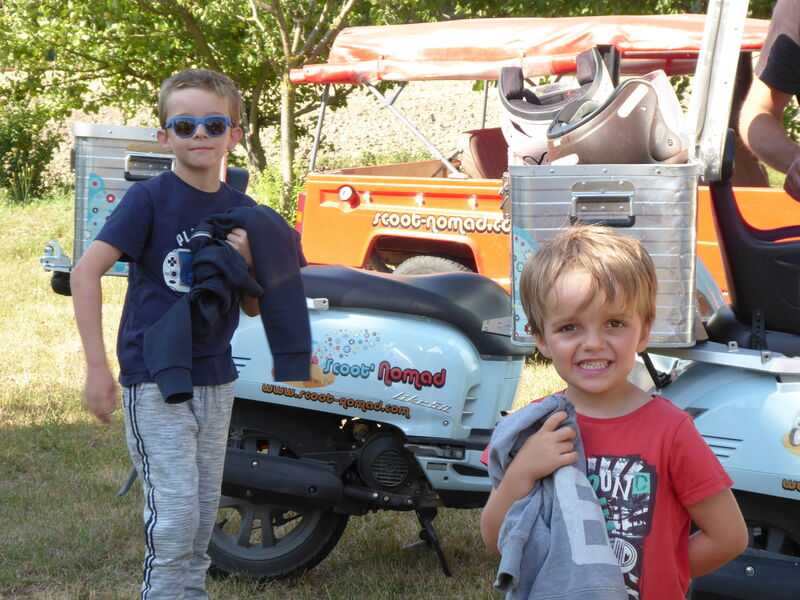 scoot nomad sortie en famille à scooter et roulotte en drome provençale