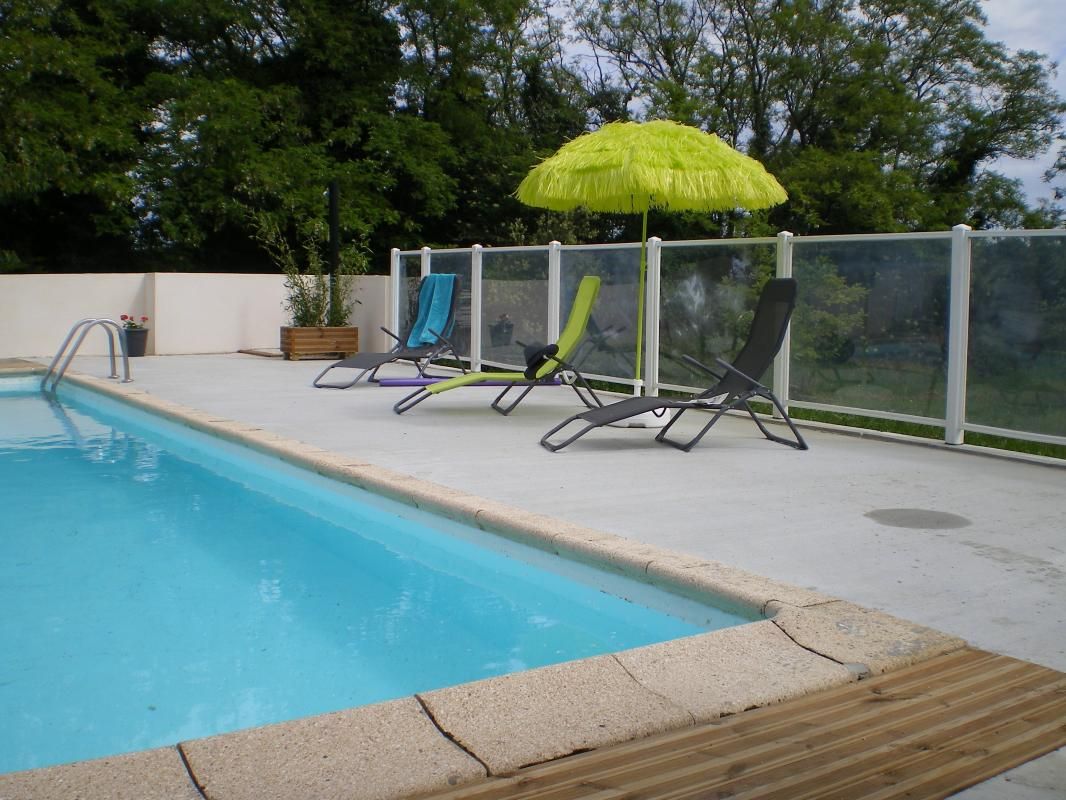 Douche solaire derrière la jardinière, accès échelle côté 1,60 m de profondeur jusqu'à la margelle