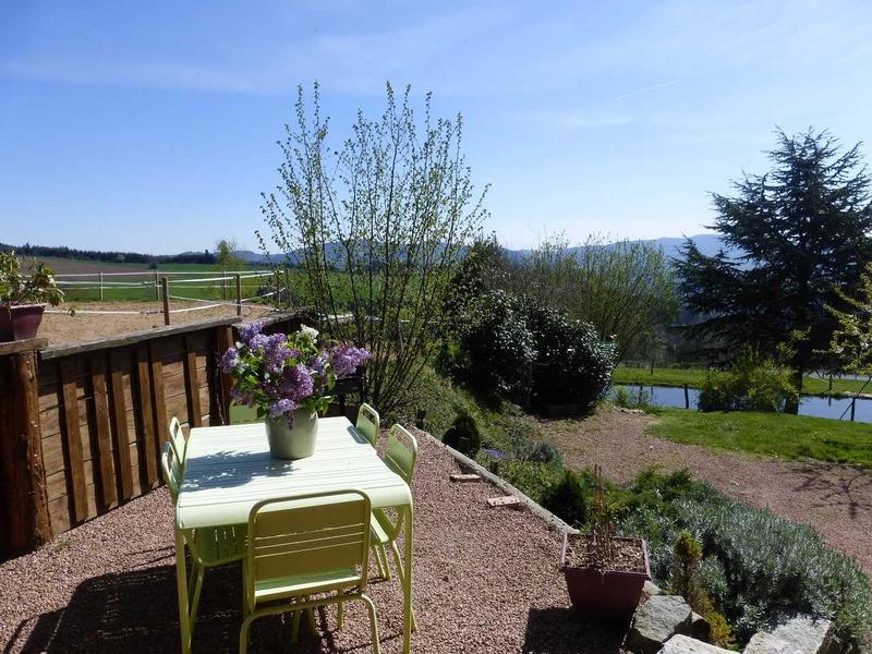 Gîte / Maison de Vacances \'La Glycine\' à Meaux la Montagne en Haut Beaujolais dans le Rhône - Proximité du Lac des Sapins : la terrasse avec vue dégagée.