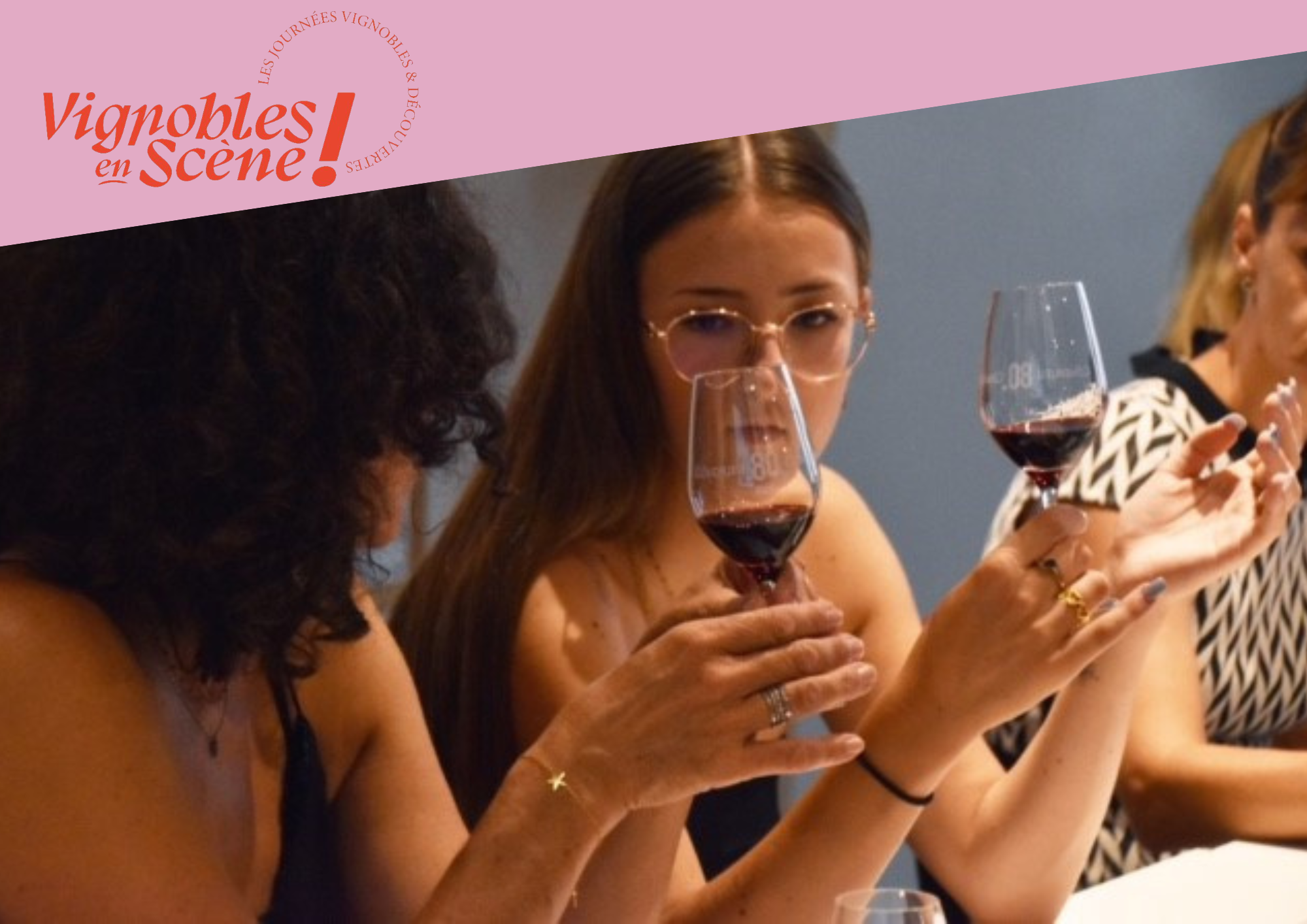 Groupe de personnes en train de déguster du vins