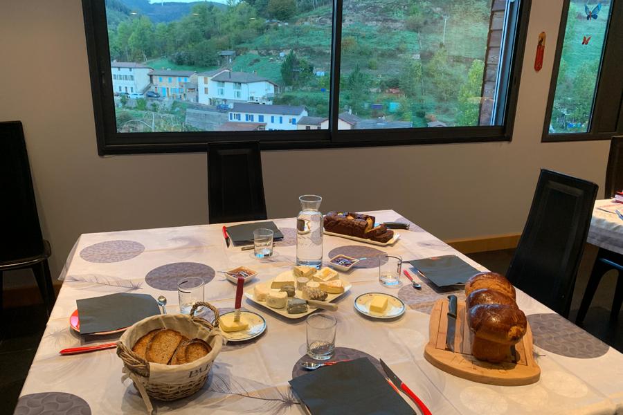 Table du petit déjeuner dans le séjour