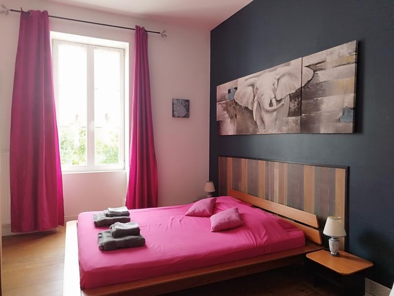 Une chambre avec un lit double.