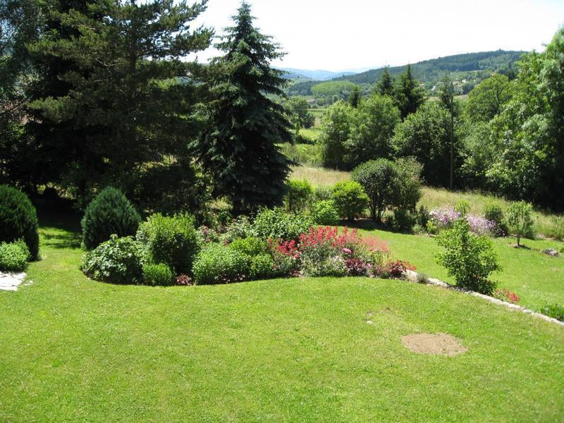 Gîte - 4 personnes - La Voisinée à Chenelette en Haut Beaujolais à proximité du Col des Echarmeaux dans le Rhône : extérieurs aménagés avec vue sur les Monts.