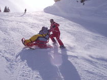 Descente d'une piste en Taxiski avec l'école du Ski Français