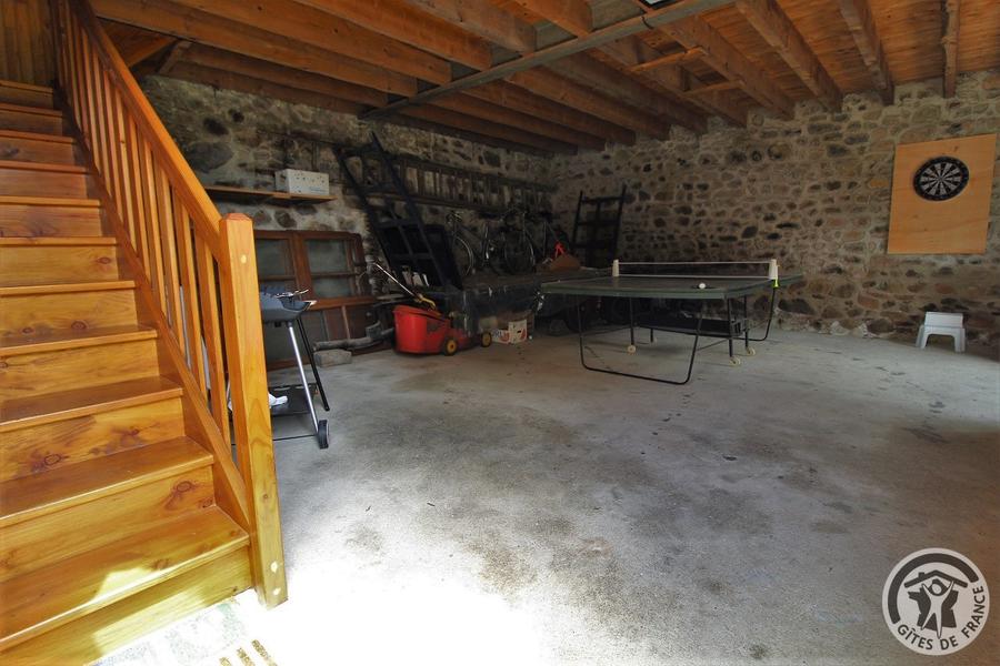 Gîte \'Moulin La Chavanne\' à Poule-Les-Écharmeaux (Rhône, Haut-Beaujolais / Beaujolais Vert) : Le garage/salle de jeux et escalier donnant un second  accès au gîte.