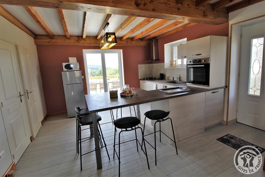îte de la Cerise à Amplepuis - Hameau de St Claude Huissel (Rhône, Beaujolais Vert, région du Lac des sapins) : espace cuisine et portes de la salle d\'eau et des toilettes.