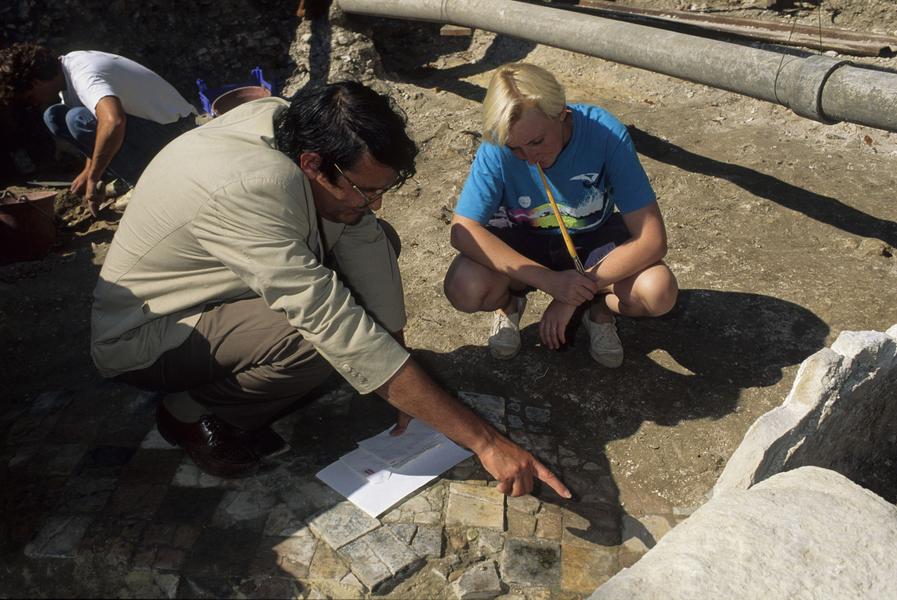 Archéologues au Dépôt Lapidaire du Château de Vincennes 