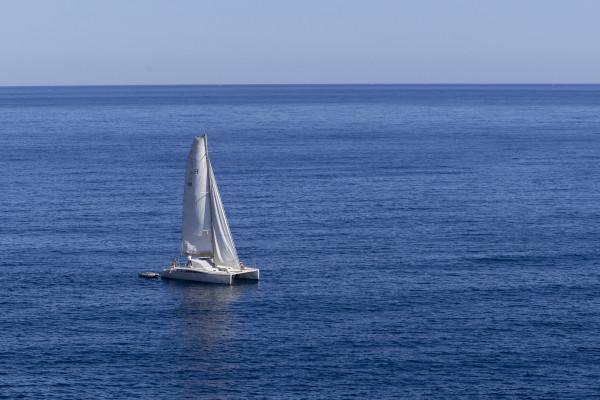 Catamaran dans la baie de Marseille. Départ l'Estaque
