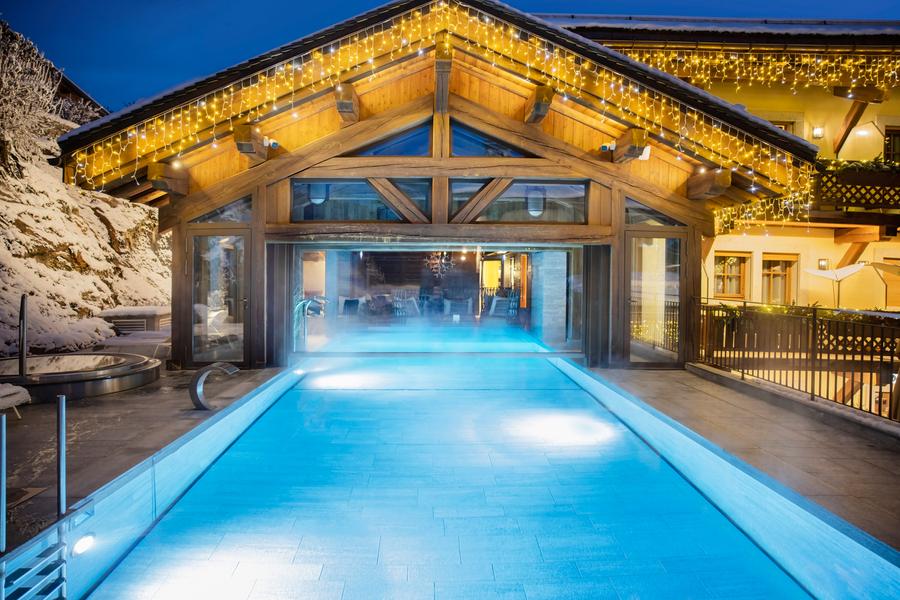 Piscine intérieure et extérieure